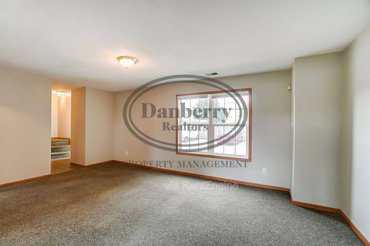 Townhouse for rent at 1103 N Byrne Rd, Toledo, OH 43607