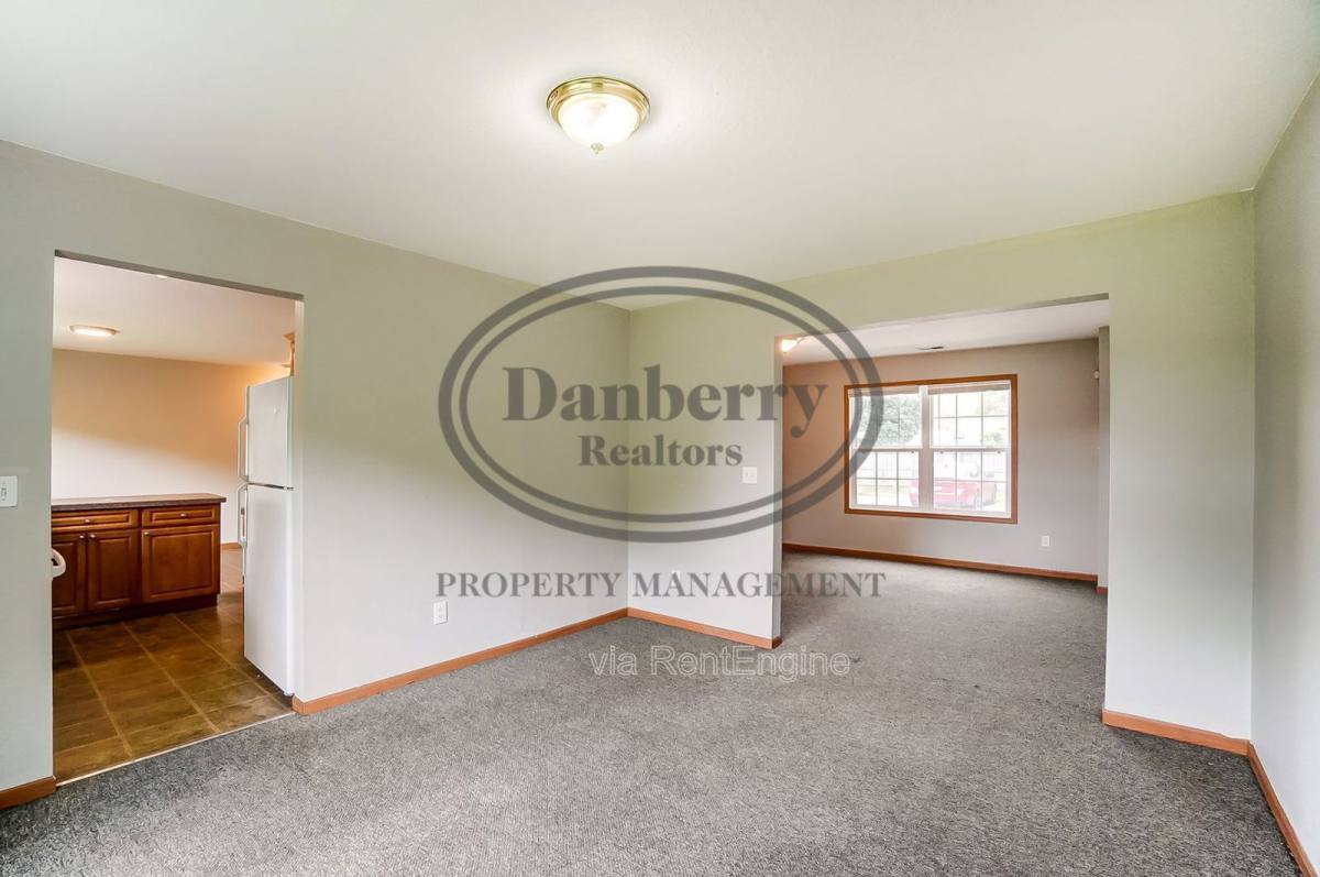 Townhouse for rent at 1103 N Byrne Rd, Toledo, OH 43607