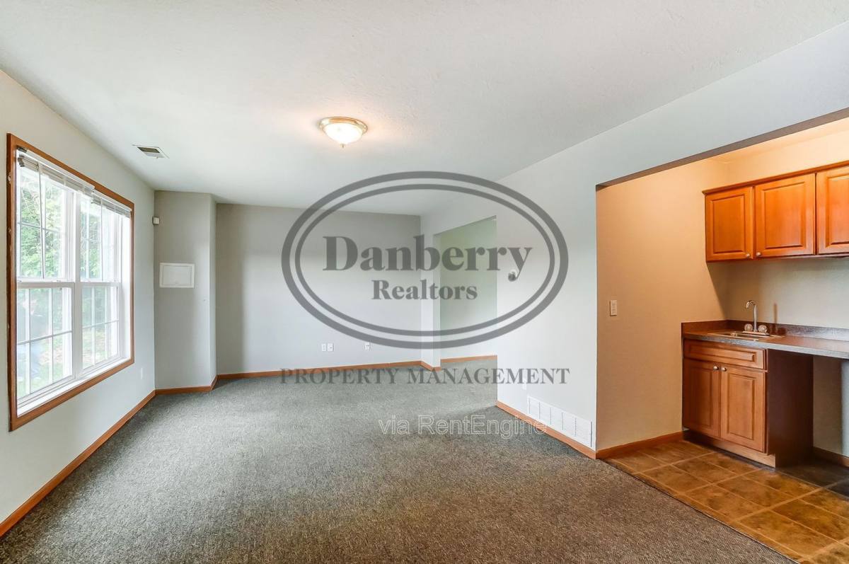 Townhouse for rent at 1103 N Byrne Rd, Toledo, OH 43607