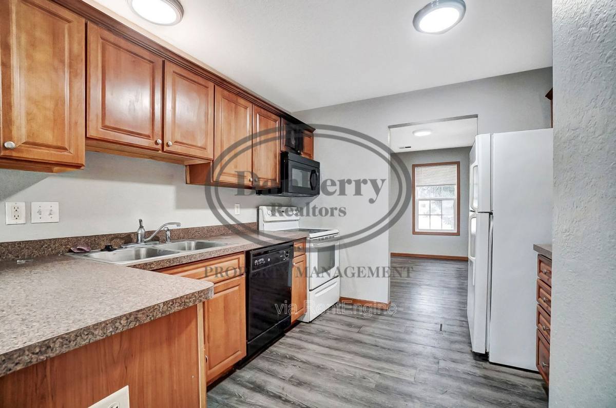 Townhouse for rent at 1115 N Byrne Rd, Toledo, OH 43607