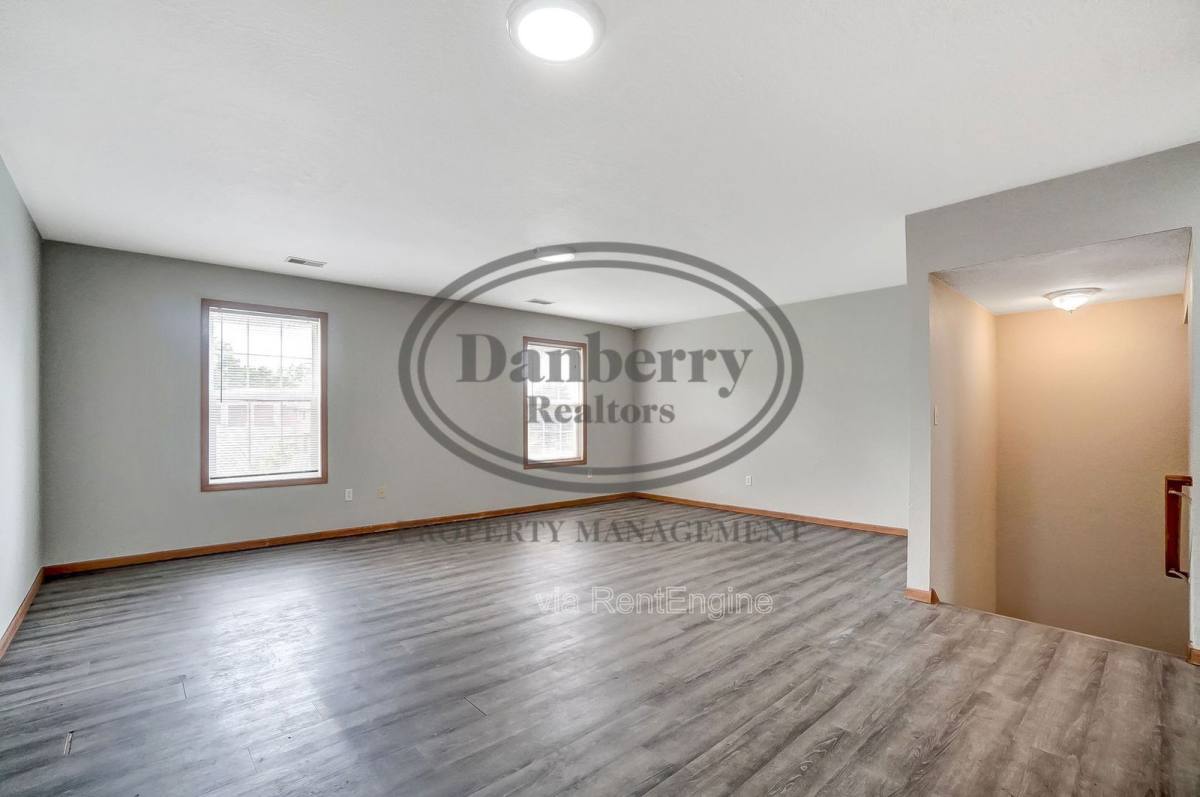 Townhouse for rent at 1115 N Byrne Rd, Toledo, OH 43607