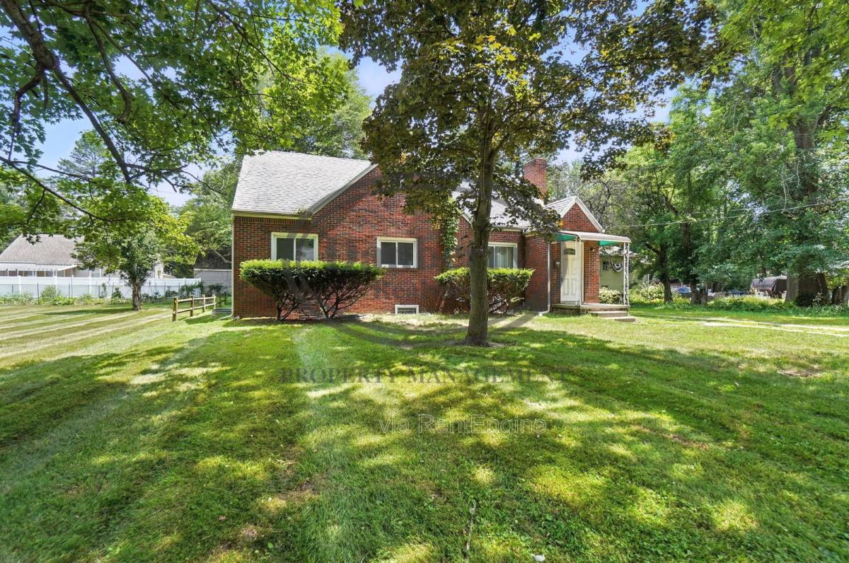 House for rent at 822 Searles Rd, Toledo, OH 43607