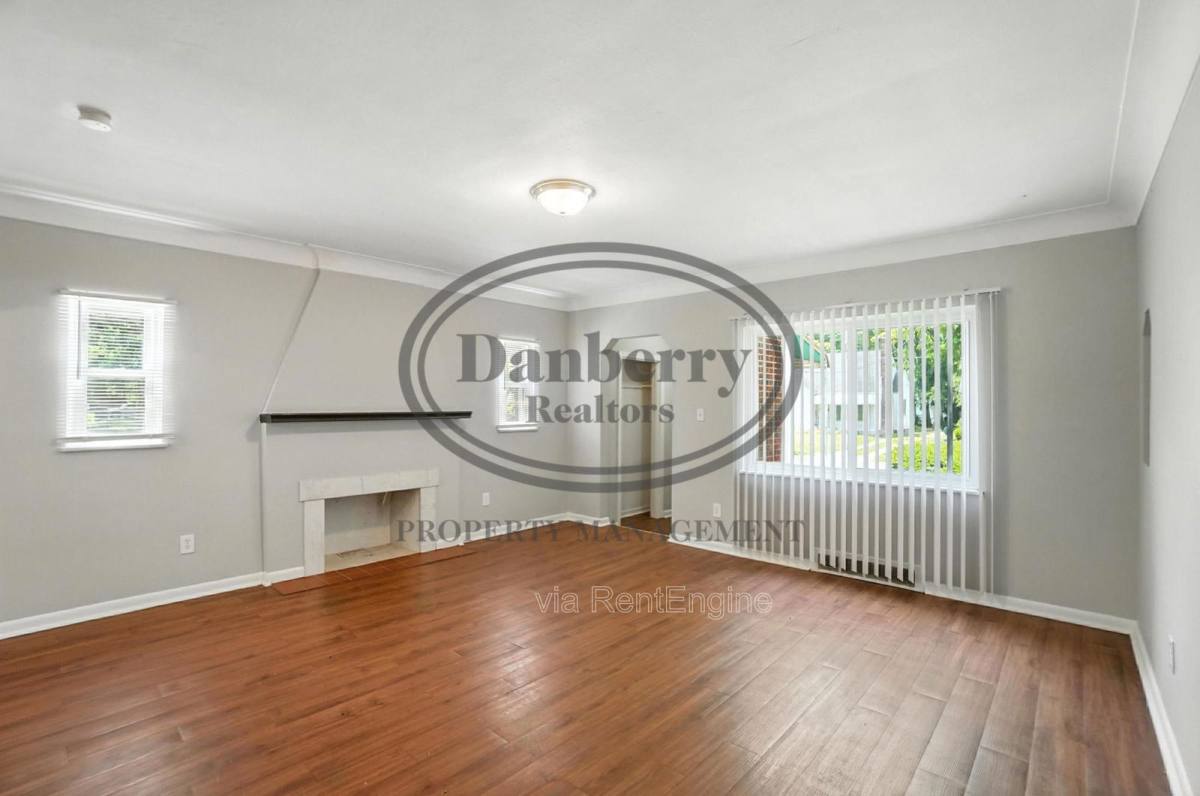 House for rent at 822 Searles Rd, Toledo, OH 43607