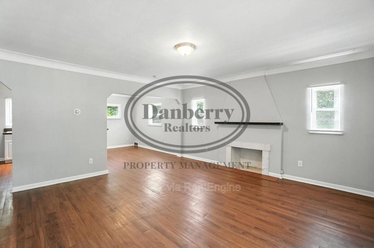 House for rent at 822 Searles Rd, Toledo, OH 43607