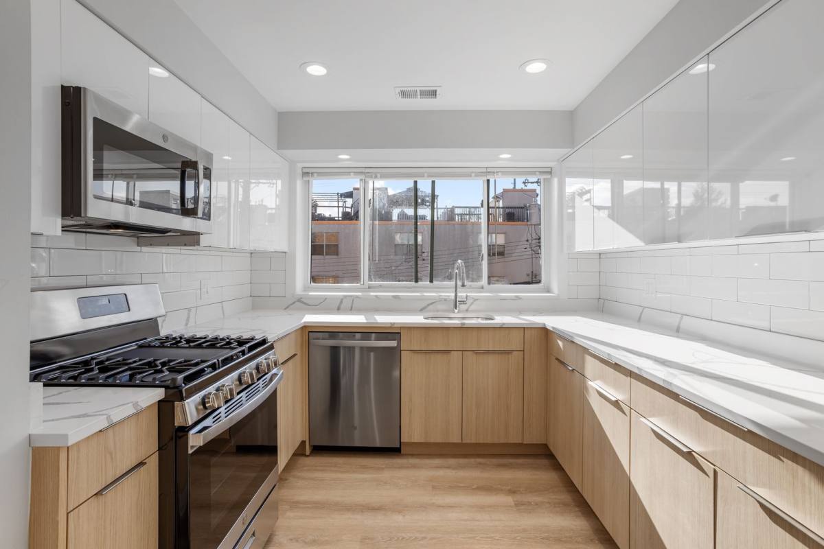 Apartment for rent at 2333 W Lunt, Chicago, IL 60645