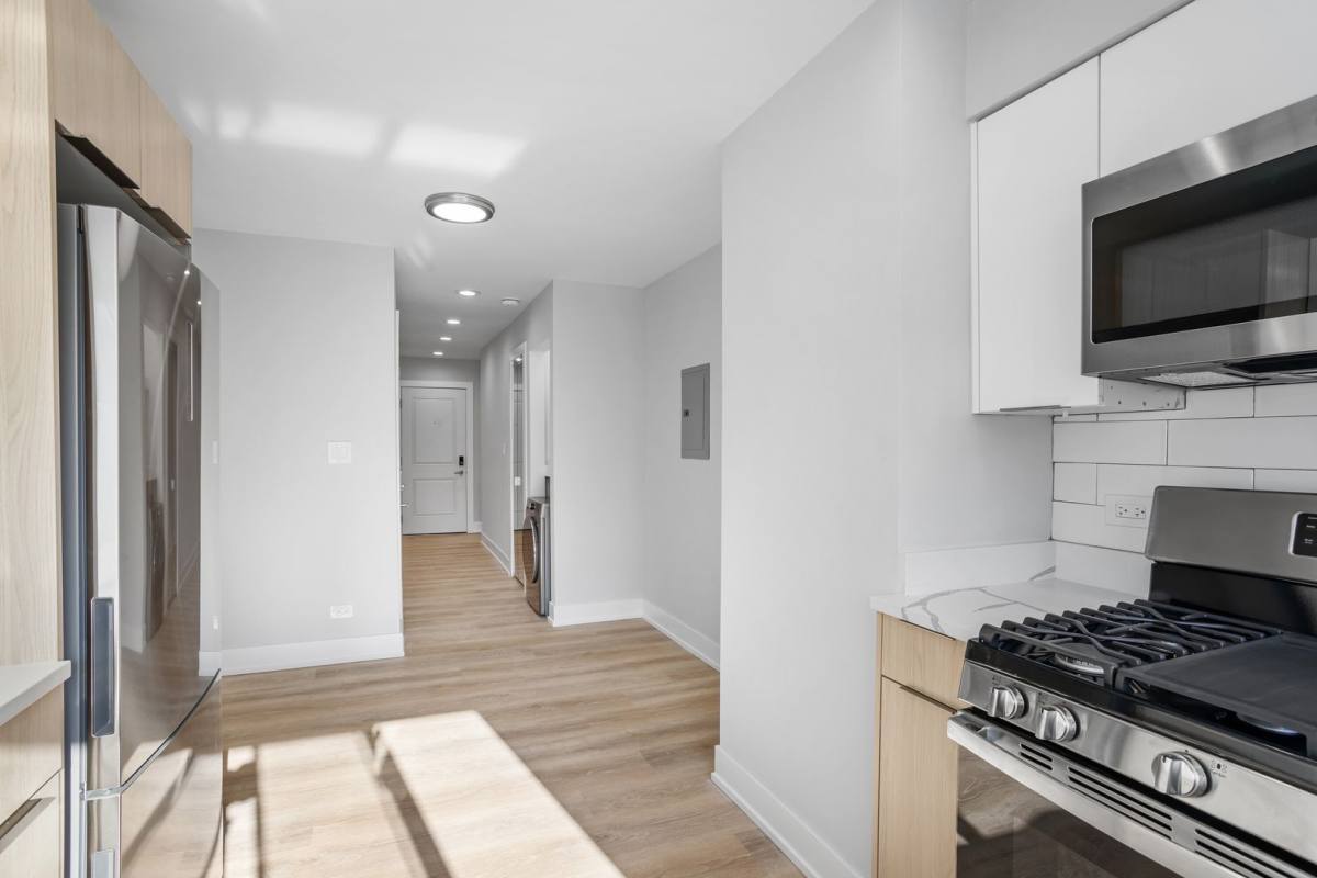 Apartment for rent at 2333 W Lunt, Chicago, IL 60645