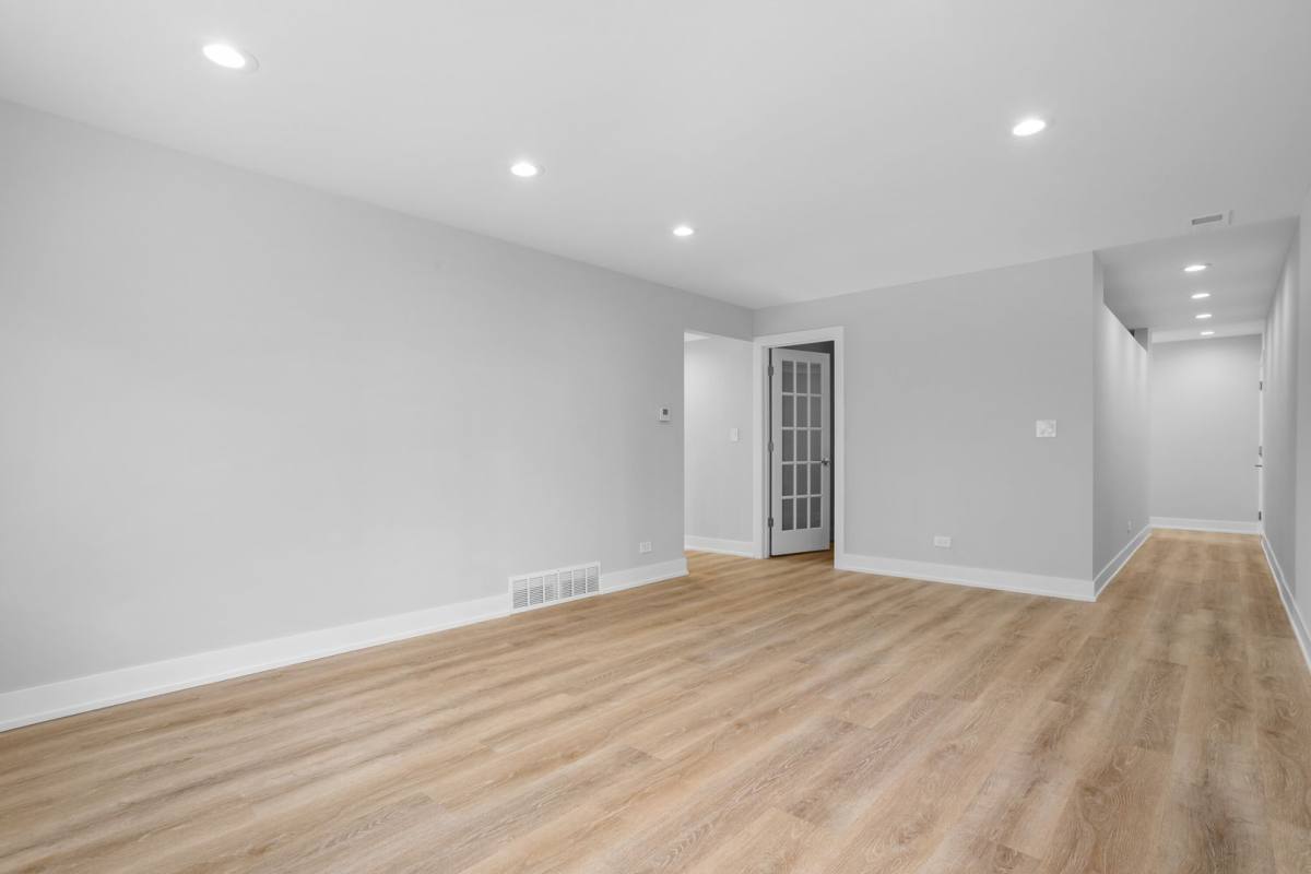 Apartment for rent at 2333 W Lunt, Chicago, IL 60645