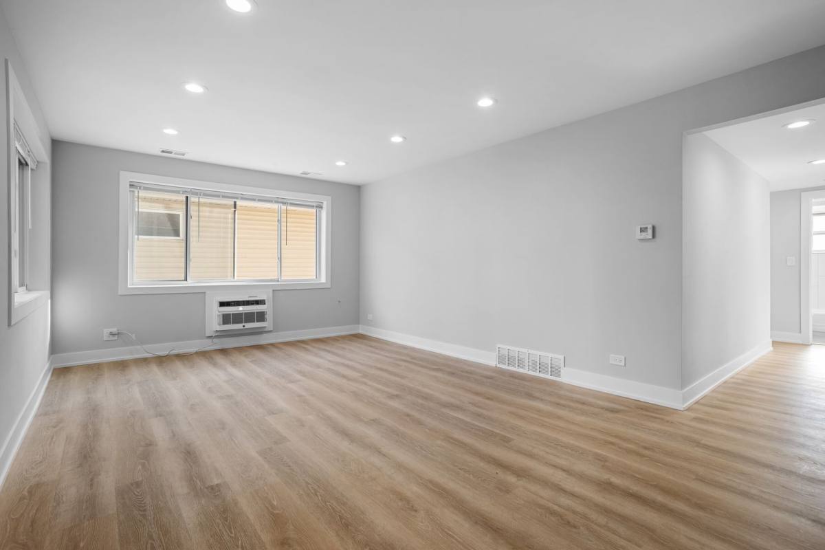 Apartment for rent at 2333 W Lunt, Chicago, IL 60645
