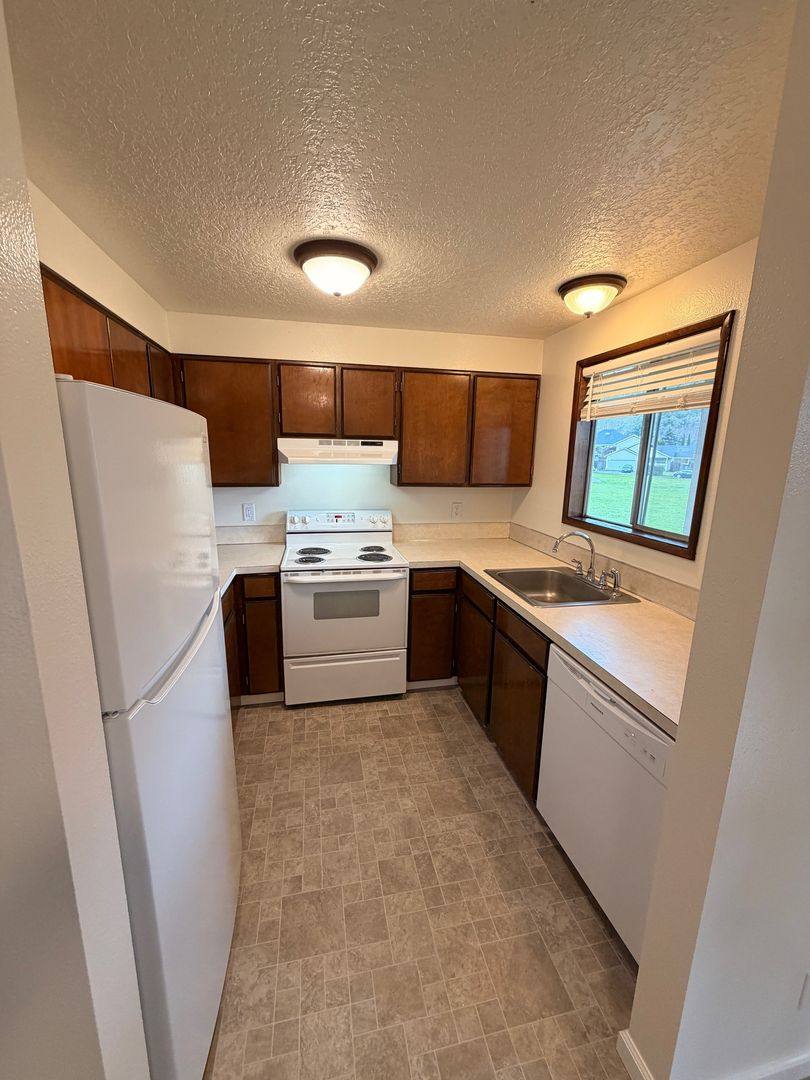 Apartment for rent at 125 Village Dr, Winchester, OR 97495