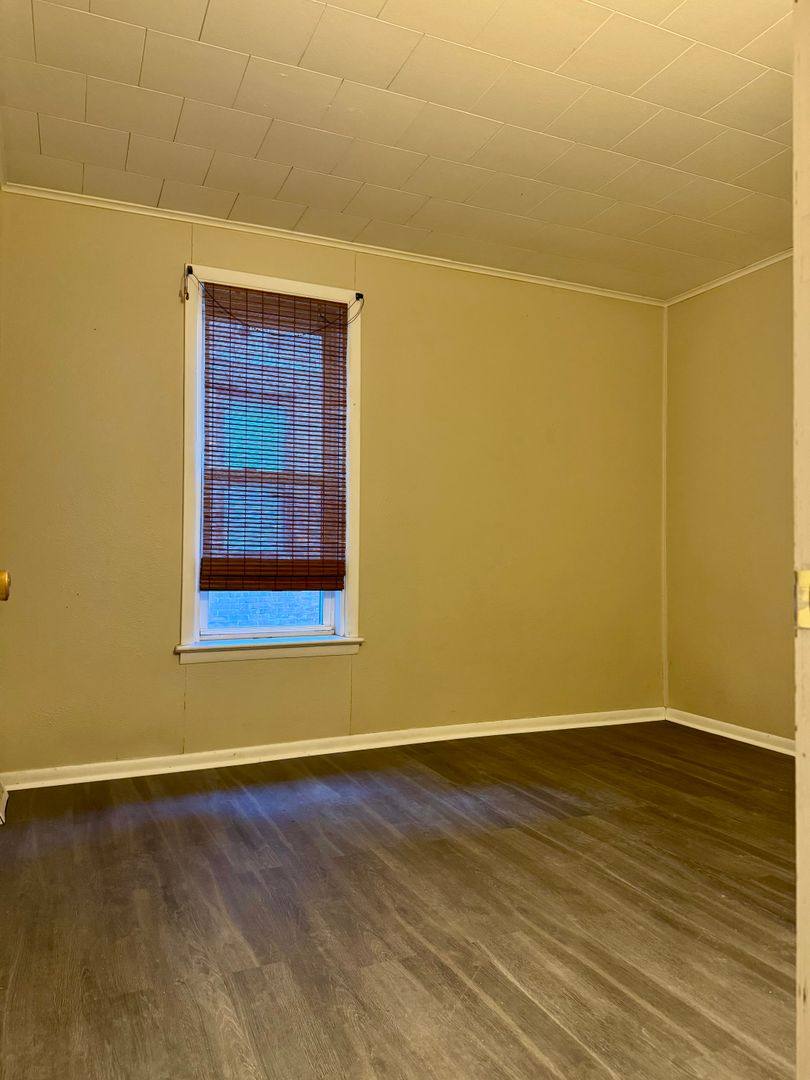 Apartment for rent at 253 W 17th St, Dubuque, IA 52001