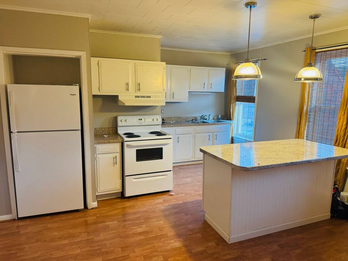 Apartment for rent at 253 W 17th St, Dubuque, IA 52001