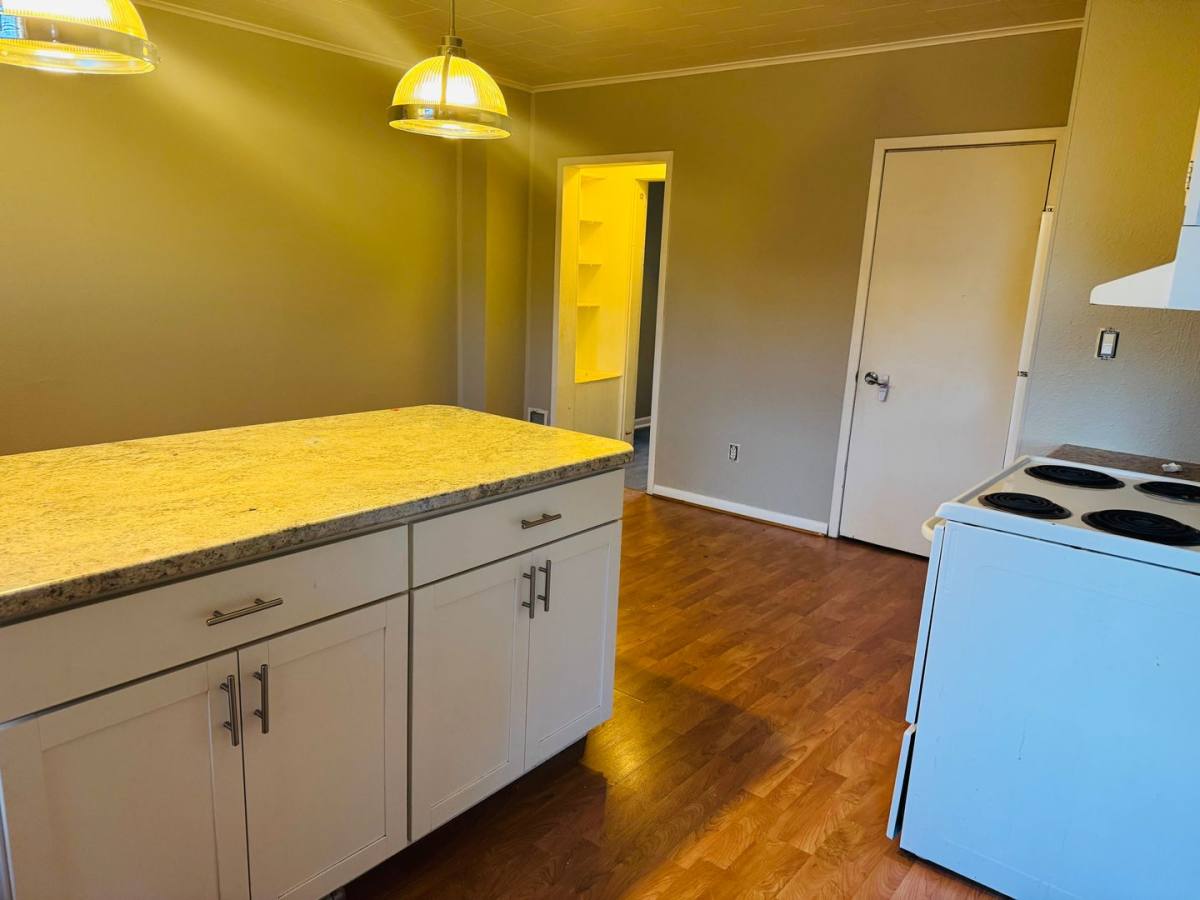 Apartment for rent at 253 W 17th St, Dubuque, IA 52001