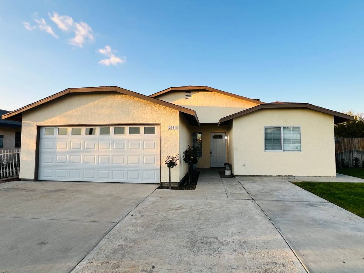 House for rent at 211 W 13th St, Delano, CA 93215