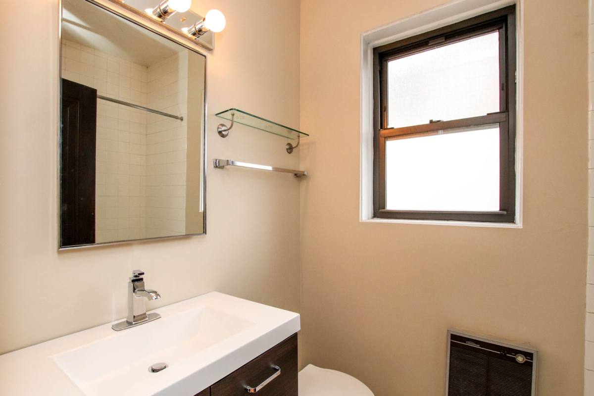 Apartment for rent at 1623-25 W Grace St, Chicago, IL 60613