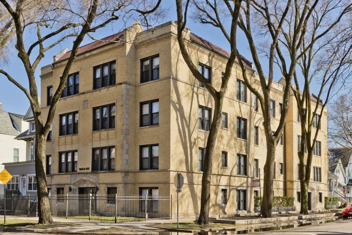 Apartment for rent at 1623-25 W Grace St, Chicago, IL 60613