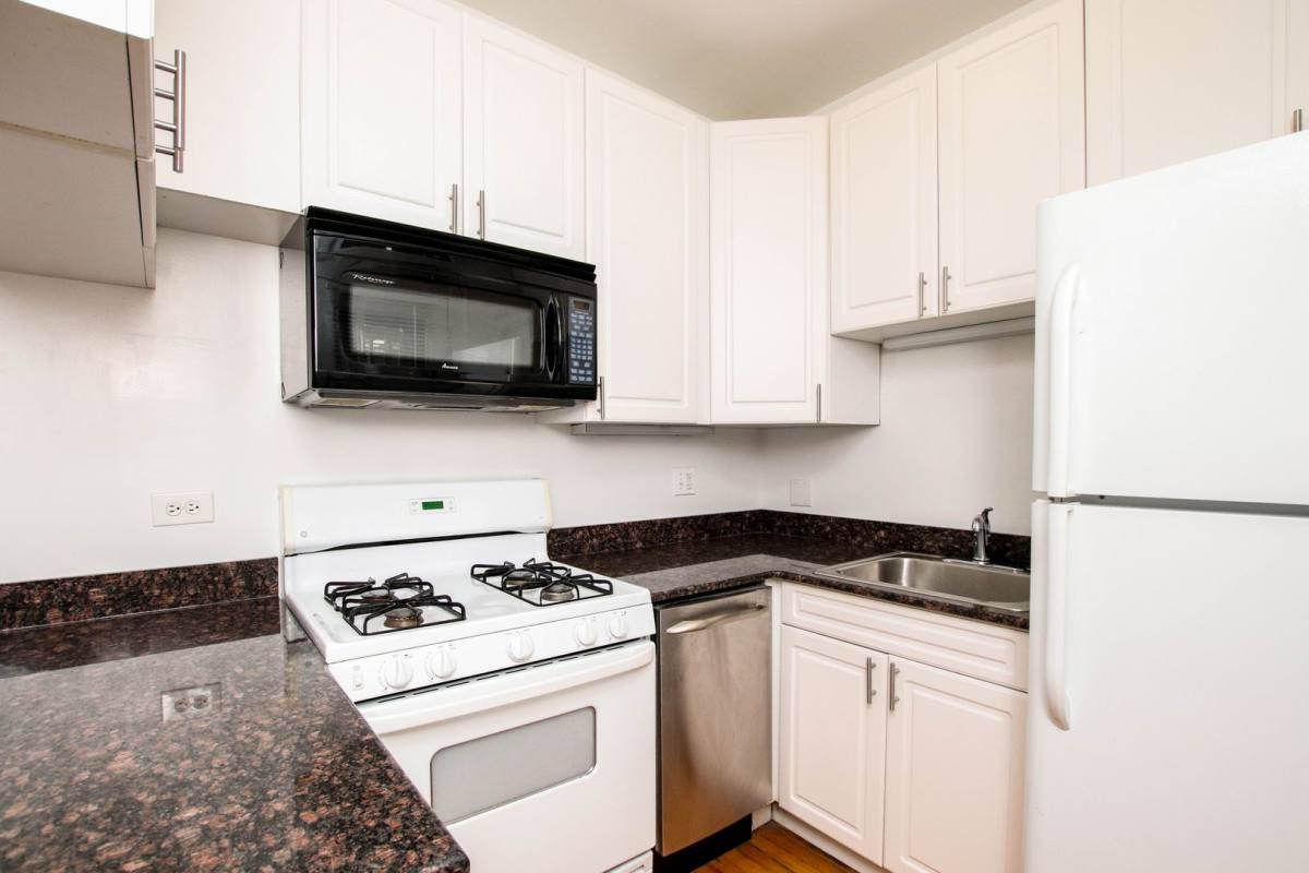 Apartment for rent at 1623-25 W Grace St, Chicago, IL 60613