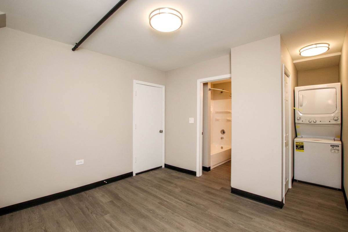 Apartment for rent at 1623-25 W Grace St, Chicago, IL 60613
