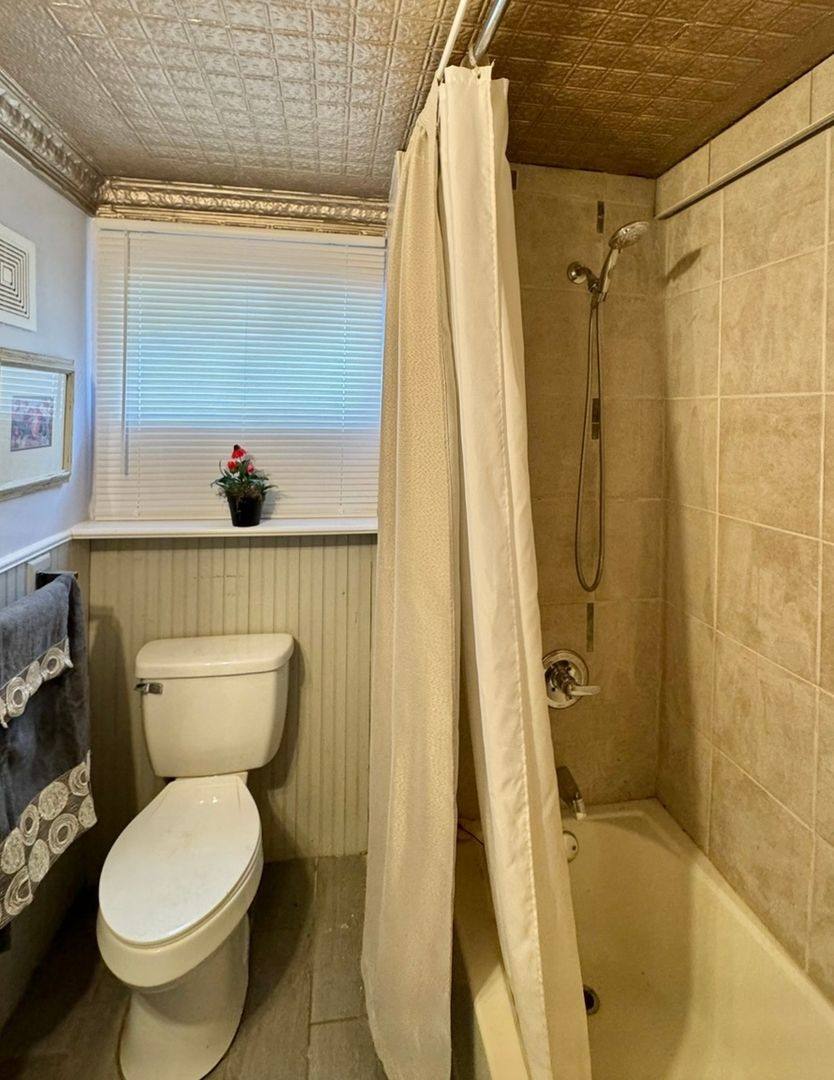 House for rent at 1521 Emma St #B, Toledo, OH 43609