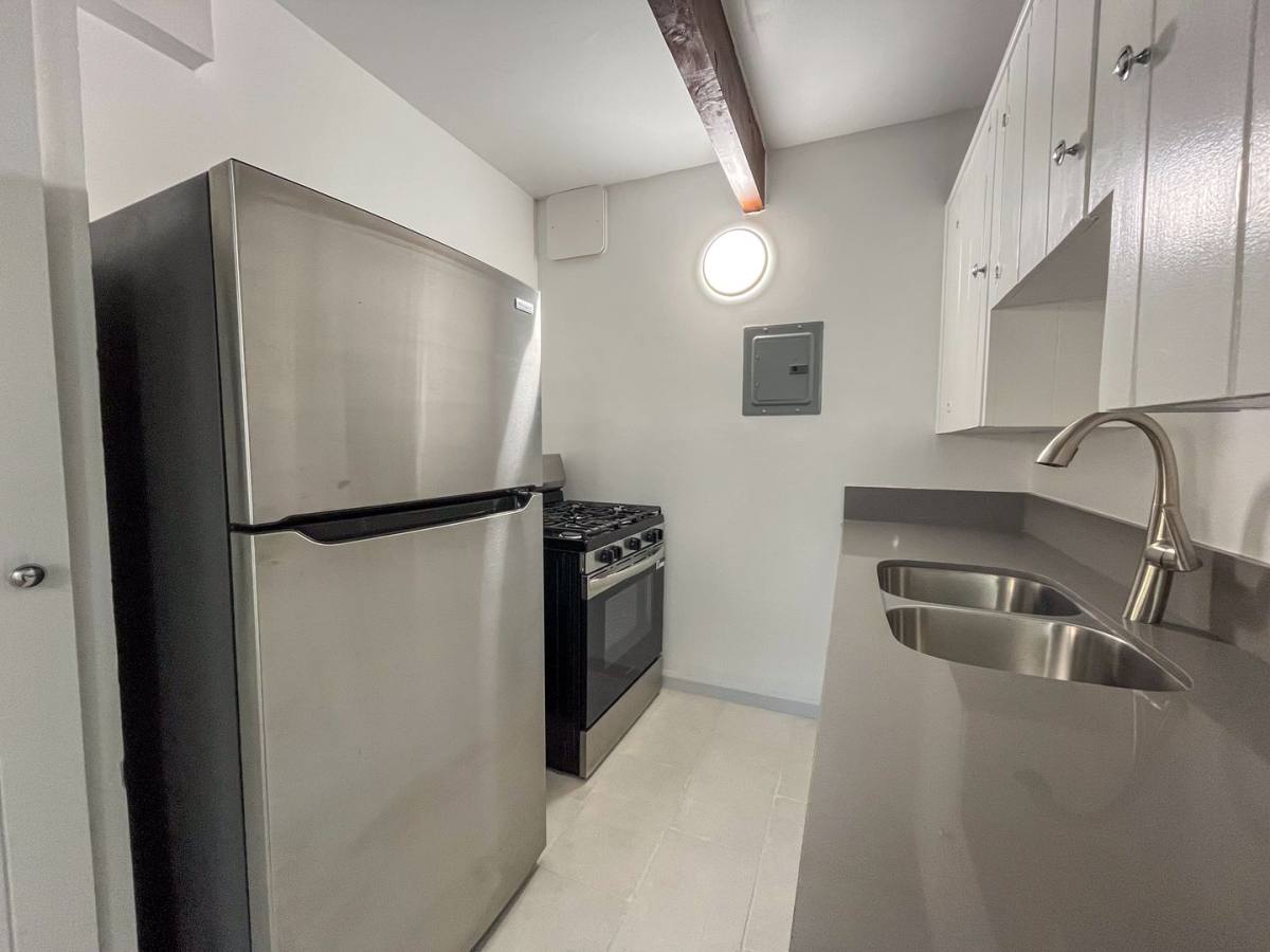 Apartment for rent at 3600 - 3610 Carmona Ave, Los Angeles, CA 90016