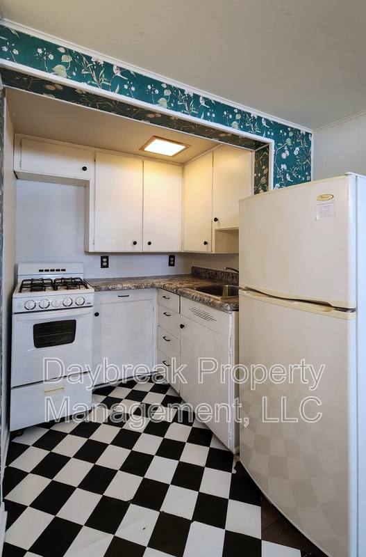 Apartment for rent at 1121 2nd Ave S #5, Fargo, ND 58103