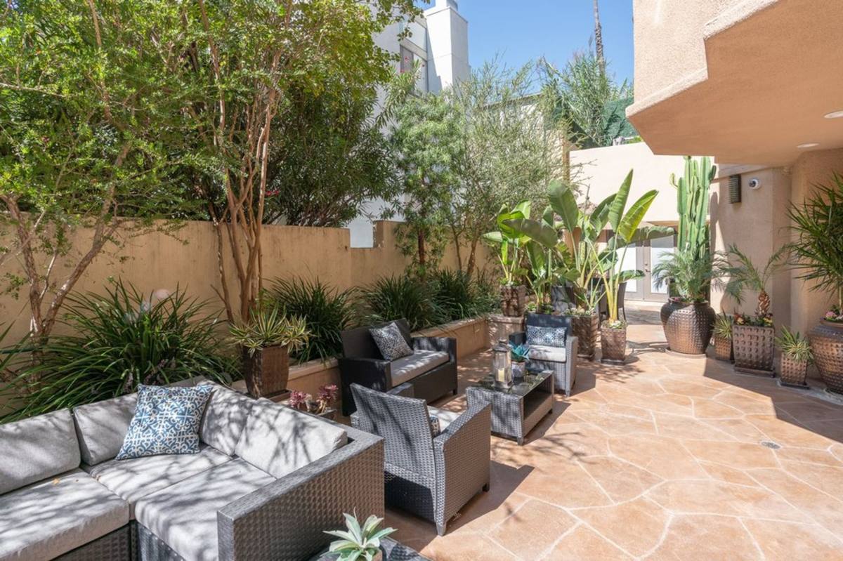 Apartment for rent at 6543 Franklin Ave, Los Angeles, CA 90028