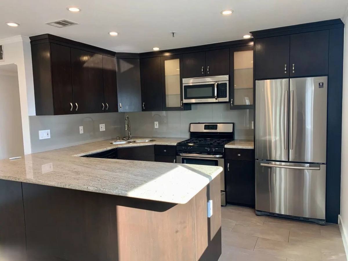 Apartment for rent at 6543 Franklin Ave, Los Angeles, CA 90028