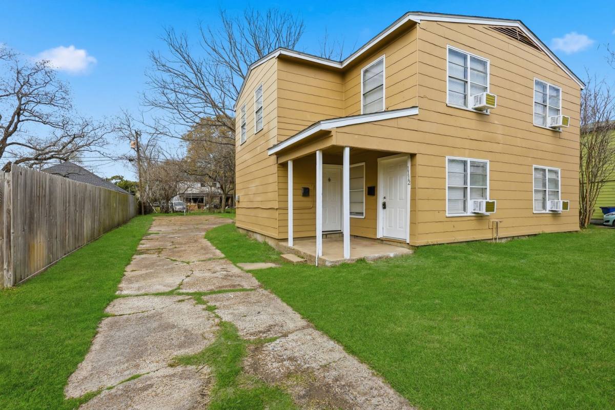 Condo for rent at 1114 1st Ave N, Texas City, TX 77590