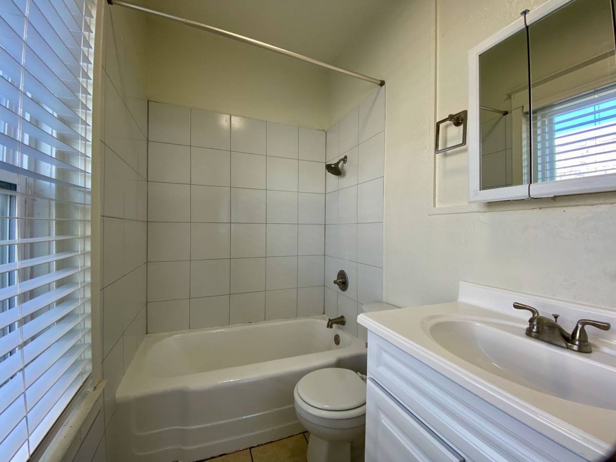 Apartment for rent at 1017-1019 W 39th St, Kansas City, MO 64111
