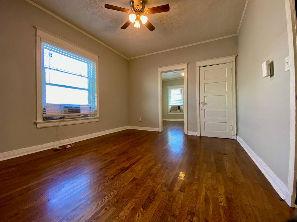 Apartment for rent at 1017-1019 W 39th St, Kansas City, MO 64111