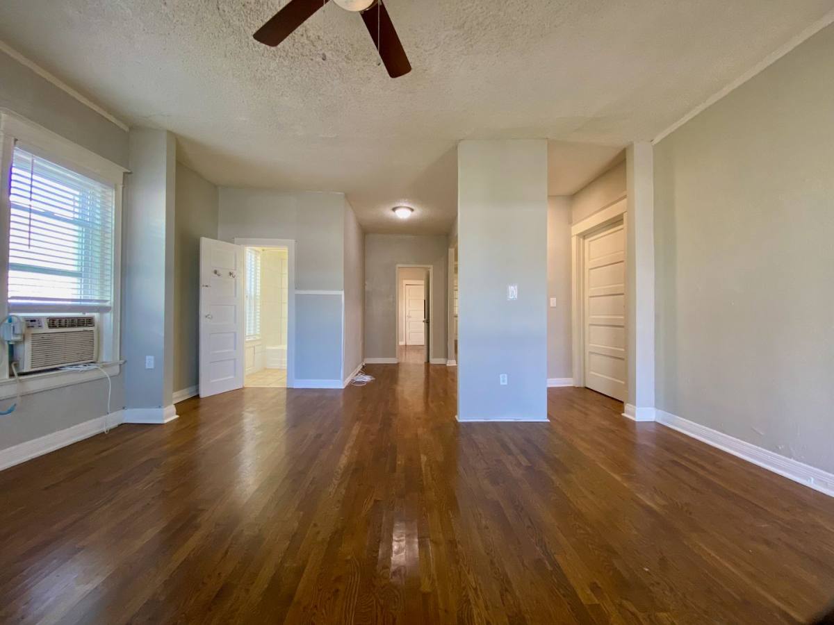 Apartment for rent at 1017-1019 W 39th St, Kansas City, MO 64111