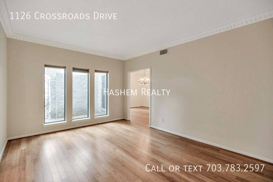House for rent at 1126 Crossroads Dr, Houston, TX 77079