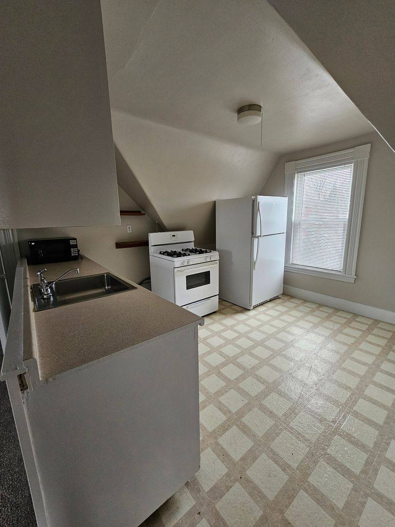 260 Laurel St, Manchester, NH 03103 - Apartment for Rent - Image 9