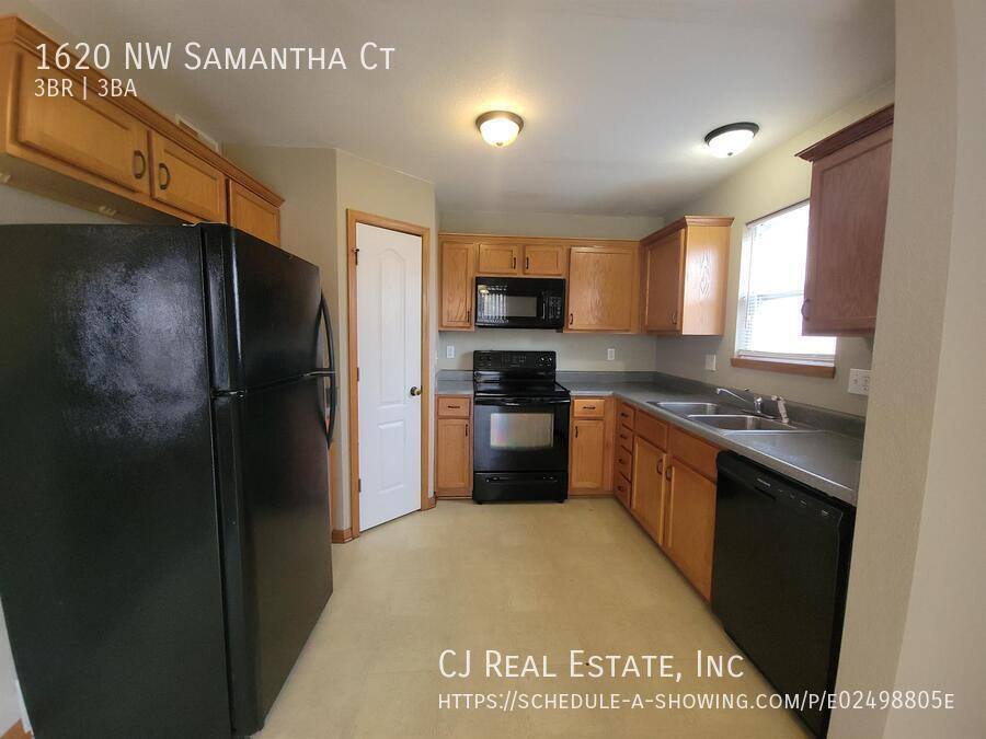 Townhouse for rent at 1620 NW Samantha Court, Blue Springs, MO 64015