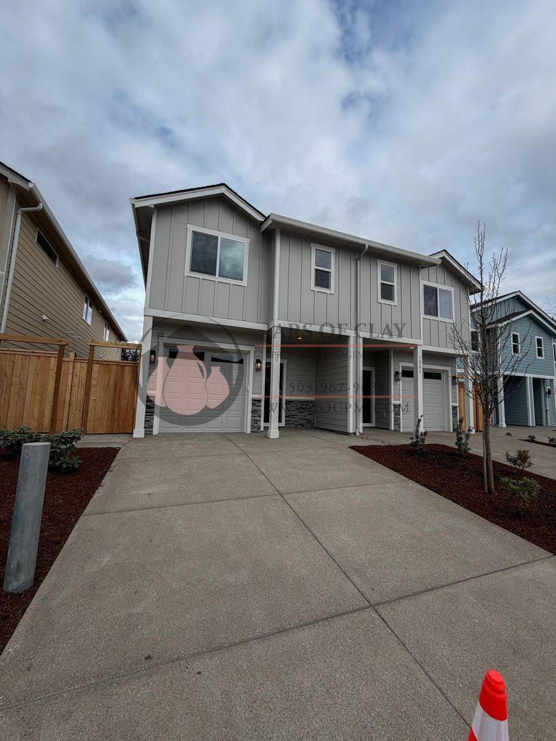 Apartment for rent at 1329 1331 Oppek St NE, Salem, OR 97303