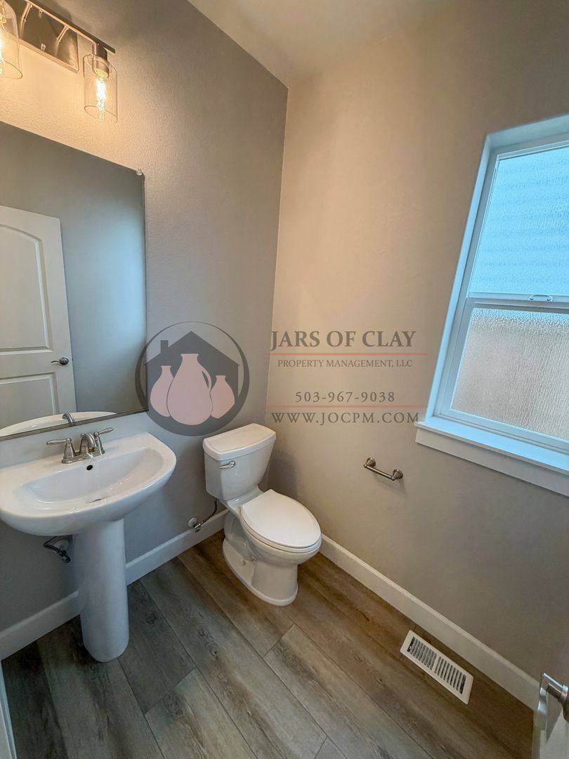 Apartment for rent at 1329 1331 Oppek St NE, Salem, OR 97303