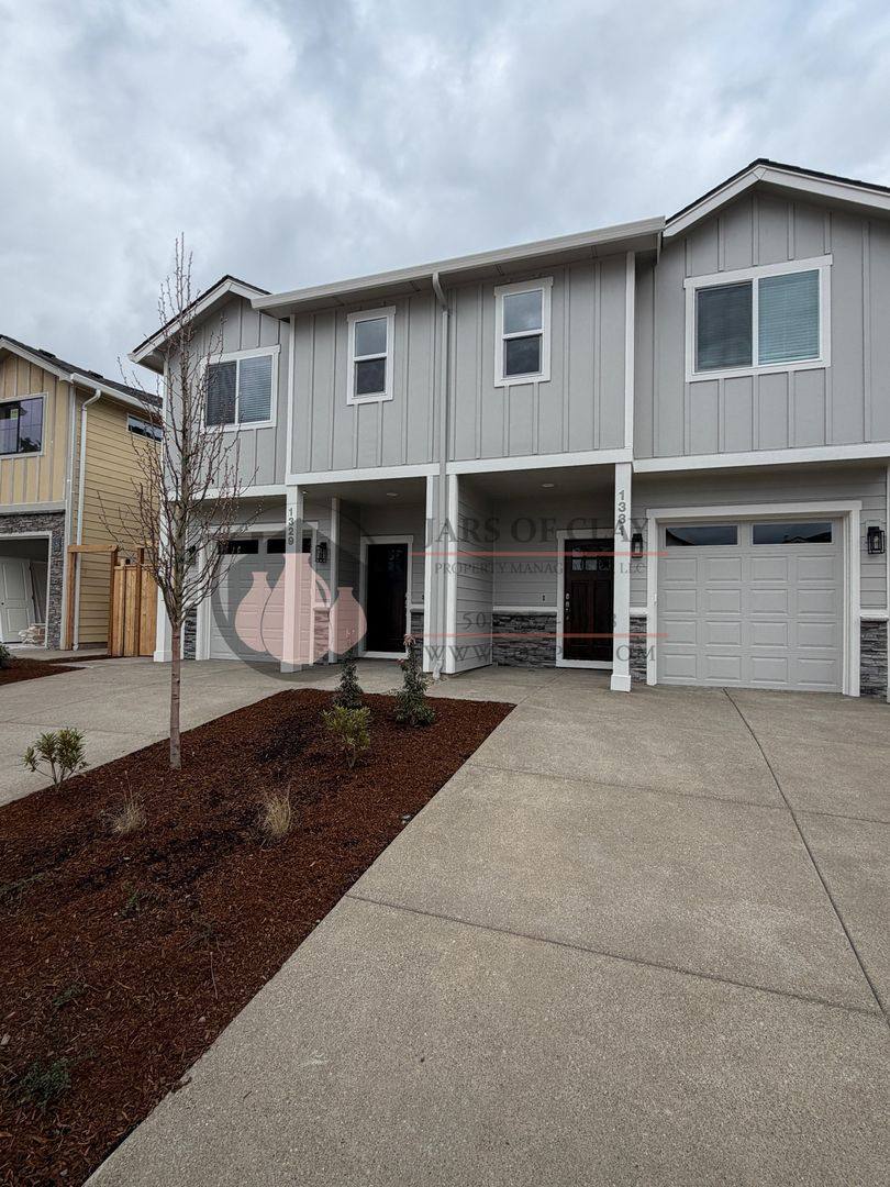 Apartment for rent at 1329 1331 Oppek St NE, Salem, OR 97303
