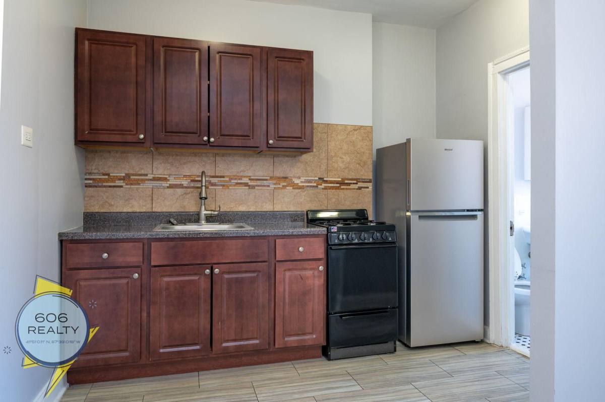 Apartment for rent at 6930 N Greenview, Chicago, IL 60626