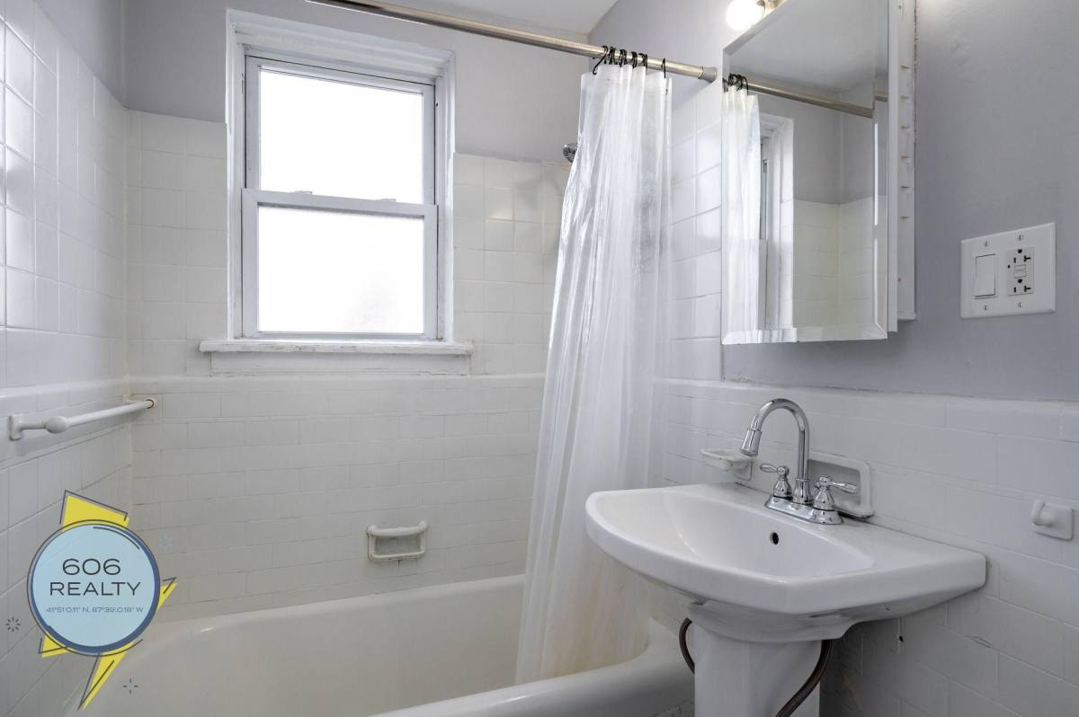 Apartment for rent at 6930 N Greenview, Chicago, IL 60626