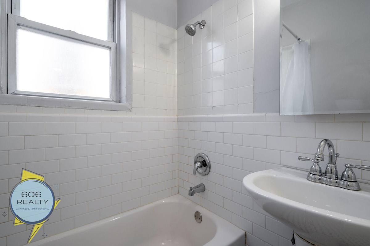 Apartment for rent at 6930 N Greenview, Chicago, IL 60626