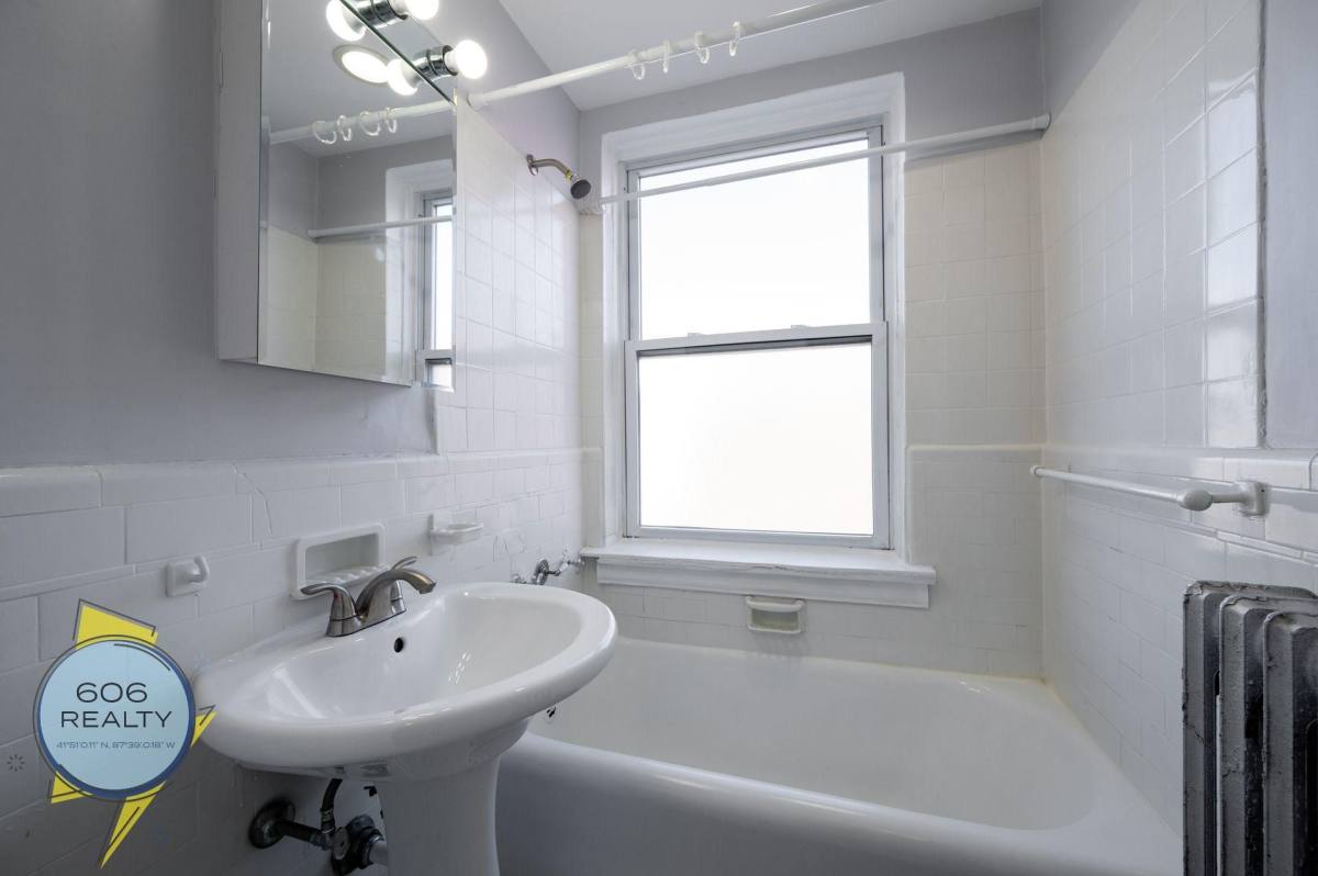 Apartment for rent at 6930 N Greenview, Chicago, IL 60626