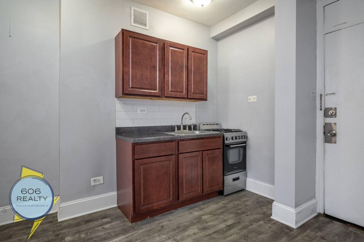 Apartment for rent at 6930 N Greenview, Chicago, IL 60626