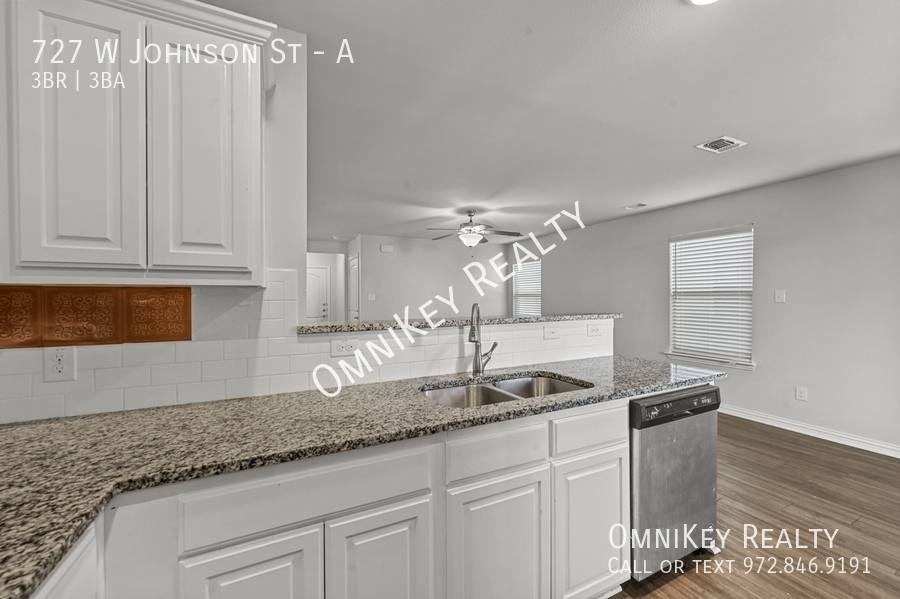 Townhouse for rent at 727 W Johnson St #A, Denison, TX 75020