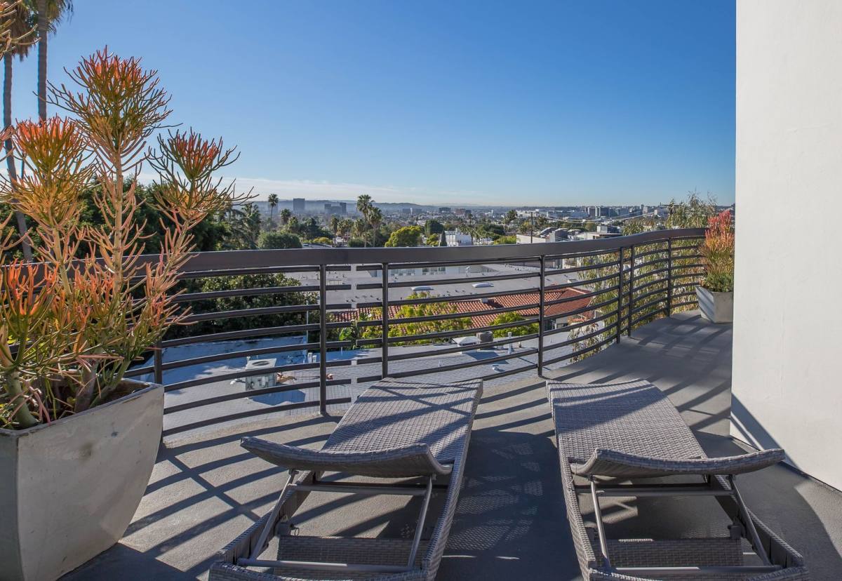 Condo for rent at 1283 Havenhurst Dr #306, Los Angeles, CA 90046