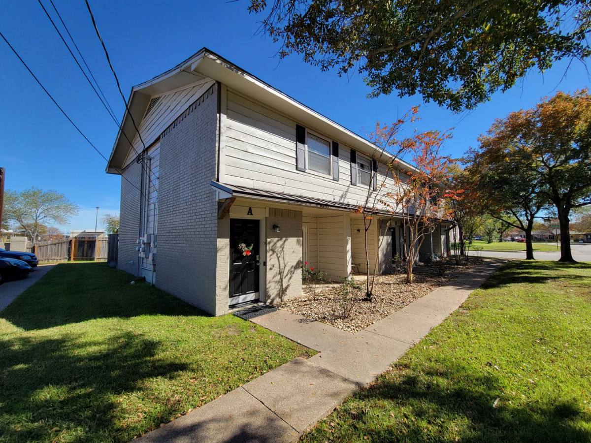 Townhouse for rent at 1411 Airline Dr #A, College Station, TX 77845