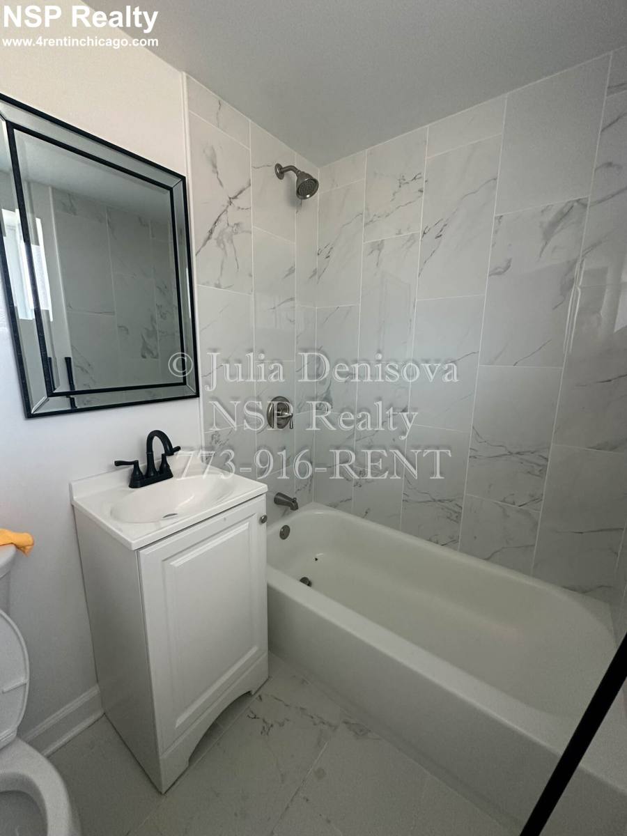 Apartment for rent at 6700 N California, Chicago, IL 60645