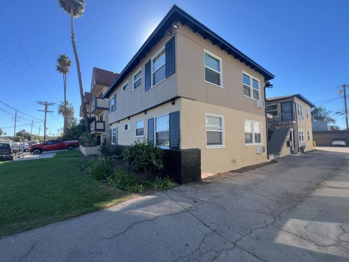 Apartment for rent at 7123-7129 Hazeltine Ave, Van Nuys, CA 91405