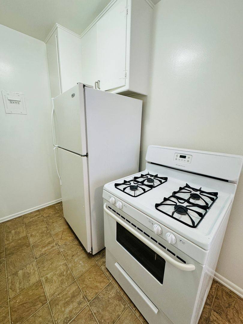 Apartment for rent at 817 N Las Palmas Ave, Los Angeles, CA 90038