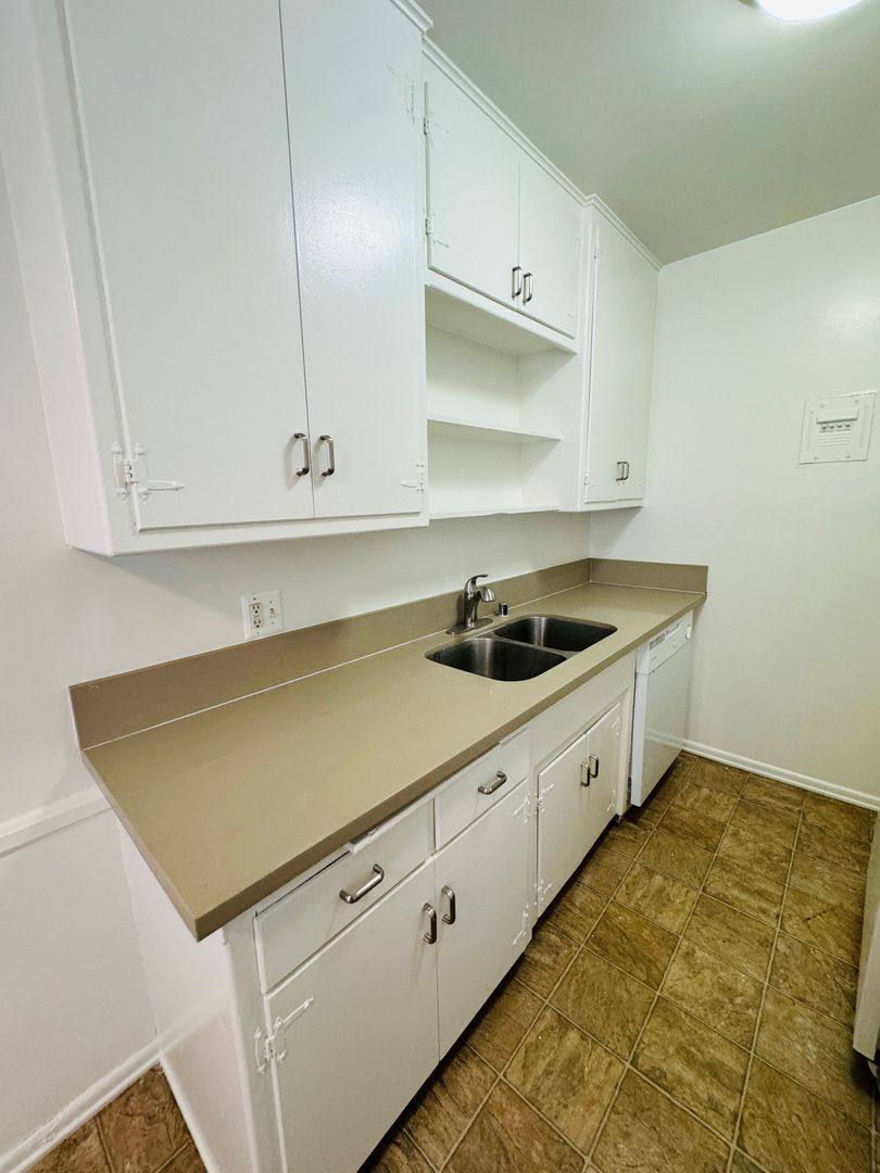Apartment for rent at 817 N Las Palmas Ave, Los Angeles, CA 90038