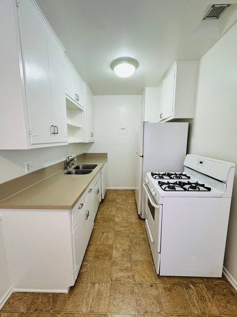 Apartment for rent at 817 N Las Palmas Ave, Los Angeles, CA 90038