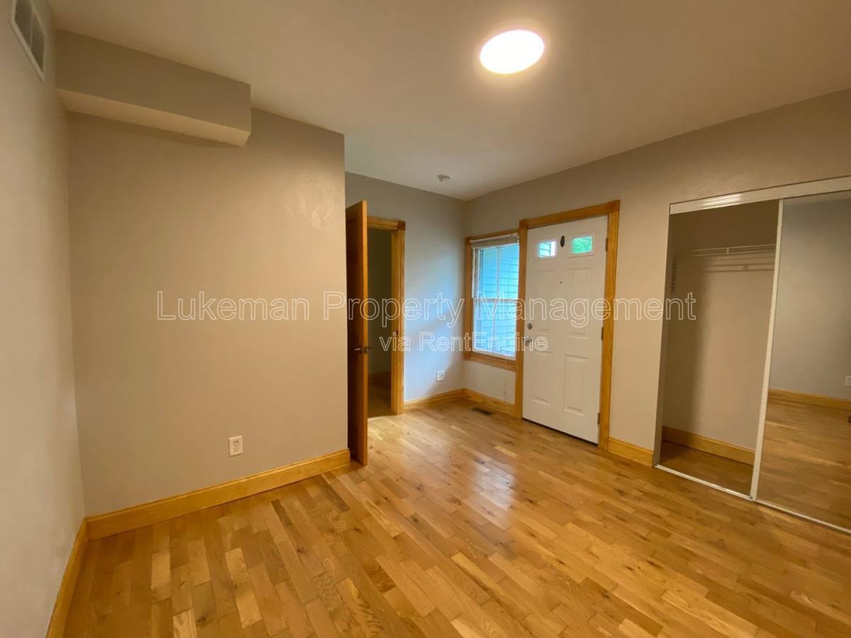 Apartment for rent at 725 W Vine St #2, Kalamazoo, MI 49008
